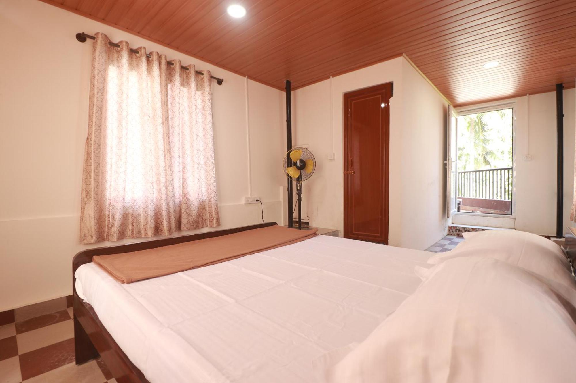 Flintstone Home Kushālnagar Exterior foto